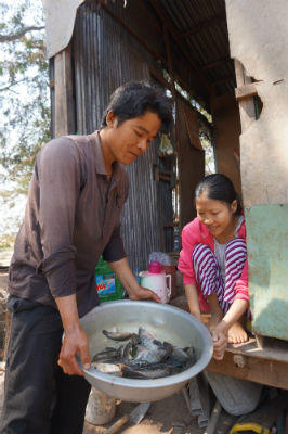 Gã kỹ sư Sài thành và mối tình với người vợ bại liệt ở miền quê nghèo