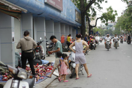 Hà Đông, Hà Nội: Vỉa hè, lòng đường bị “xẻ thịt”