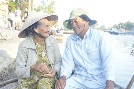 “Người mẫu U70” chèo đò nơi phố Hội