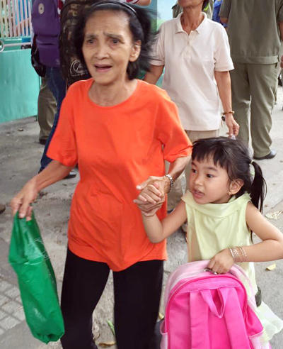 Cần cẩu chục tấn đè sập trường mầm non ở Sài Gòn