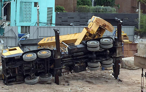 Cần cẩu chục tấn đè sập trường mầm non ở Sài Gòn