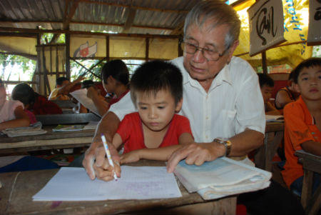 Lòng vị tha thầm lặng hiếm có của ông lão tuổi 70 vùng biên