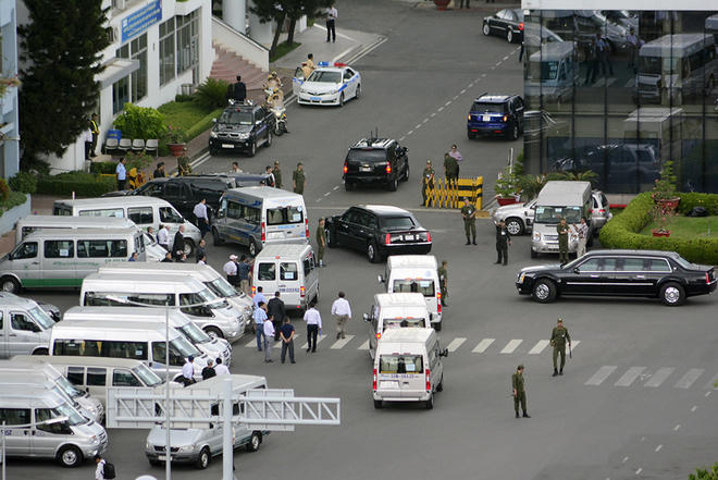 Cận cảnh 2 chiếc Limousine The Beast ra Tân Sơn Nhất đón Tổng thống Obama