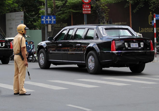 Cận cảnh 2 chiếc Limousine The Beast ra Tân Sơn Nhất đón Tổng thống Obama