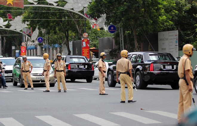 Cận cảnh 2 chiếc Limousine The Beast ra Tân Sơn Nhất đón Tổng thống Obama