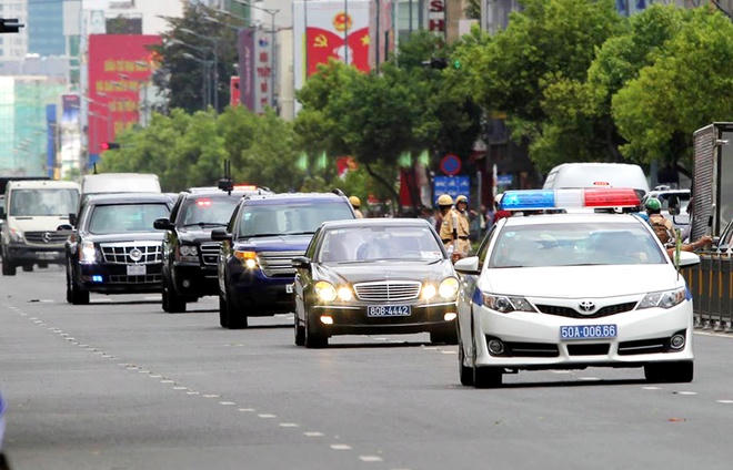 Cận cảnh 2 chiếc Limousine The Beast ra Tân Sơn Nhất đón Tổng thống Obama
