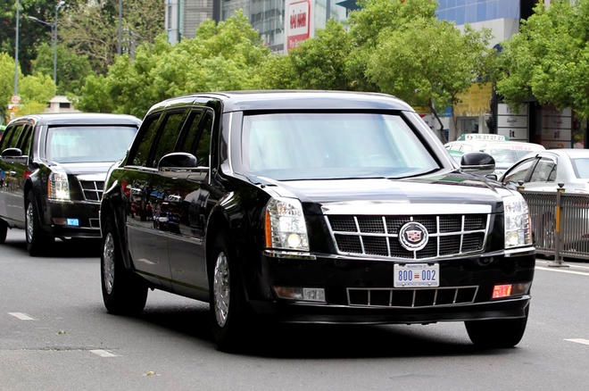 Cận cảnh 2 chiếc Limousine The Beast ra Tân Sơn Nhất đón Tổng thống Obama