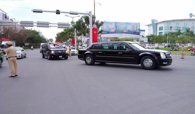 Cận cảnh 2 chiếc Limousine The Beast ra Tân Sơn Nhất đón Tổng thống Obama