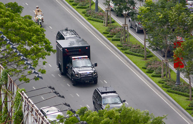 Cận cảnh 2 chiếc Limousine The Beast ra Tân Sơn Nhất đón Tổng thống Obama