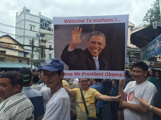 Tổng thống Obama tươi cười chào TP HCM