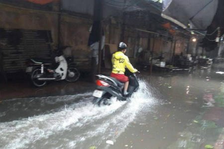 Người Hà Nội chật vật đi trong nước đến chỗ làm