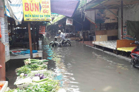 Người Hà Nội chật vật đi trong nước đến chỗ làm