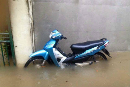 Người Hà Nội chật vật đi trong nước đến chỗ làm