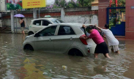 Người Hà Nội chật vật đi trong nước đến chỗ làm