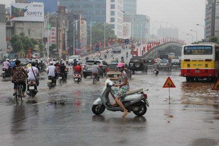 Người Hà Nội chật vật đi trong nước đến chỗ làm