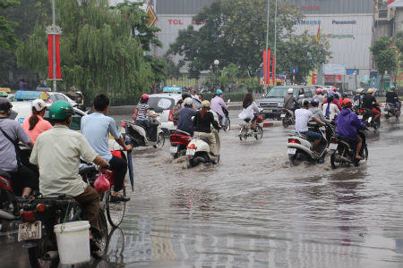 Người Hà Nội chật vật đi trong nước đến chỗ làm