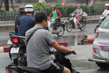 Người Hà Nội chật vật đi trong nước đến chỗ làm