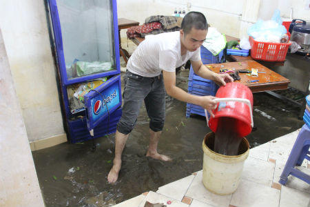 Người Hà Nội chật vật đi trong nước đến chỗ làm