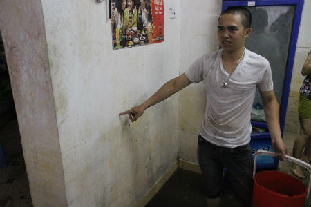 Người Hà Nội chật vật đi trong nước đến chỗ làm