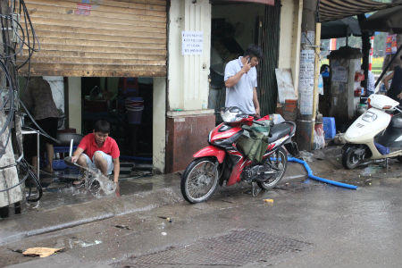 Người Hà Nội chật vật đi trong nước đến chỗ làm