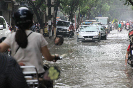 Người Hà Nội chật vật đi trong nước đến chỗ làm