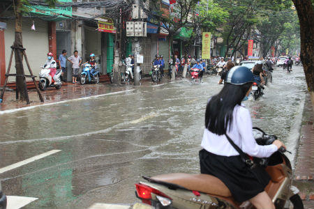 Người Hà Nội chật vật đi trong nước đến chỗ làm