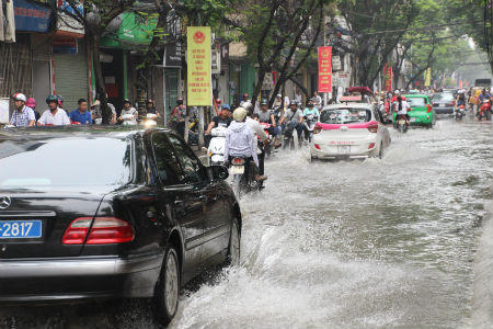 Người Hà Nội chật vật đi trong nước đến chỗ làm