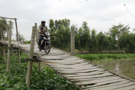 Nỗi cơ cục ở xã nghèo bị cô lập giữa vùng sông nước