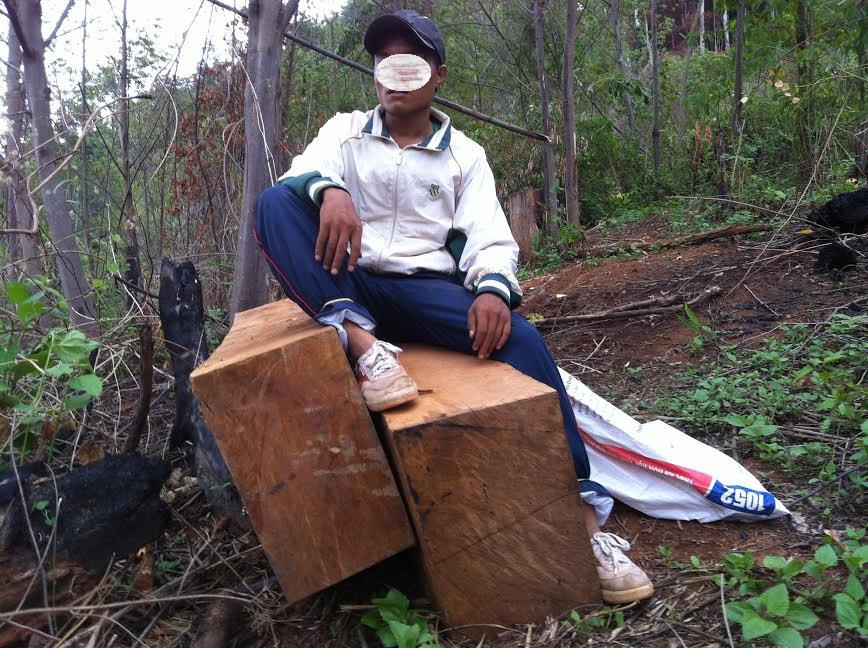 Kon Tum: Phó Chủ tịch huyện Tumơrông theo phóng viên đi xem rừng "chảy máu"