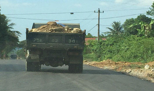 Thừa Thiên - Huế: Khai thác khoáng sản trái phép, khe suối bị băm nát