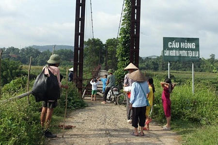 Bao giờ người dân không còn "treo tính mạng" trên cầu treo Nà Làng?