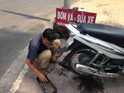 Người đàn ông đơn thân 23 năm bơm vá xe miễn phí