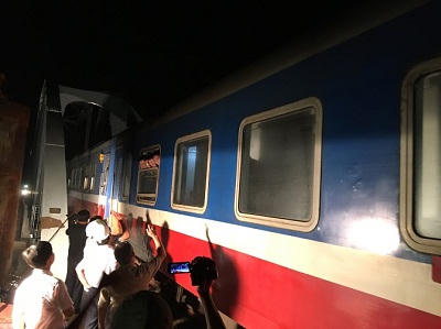 Đoàn tàu chạy thử tải trong đêm qua cầu Ghềnh mới