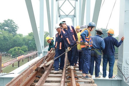 Đoàn tàu chạy thử tải trong đêm qua cầu Ghềnh mới