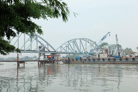 Đoàn tàu chạy thử tải trong đêm qua cầu Ghềnh mới