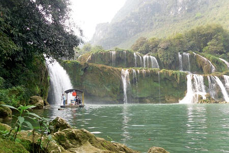 Độc đáo cây cầu hình chữ S ở vùng thác Bản Giốc