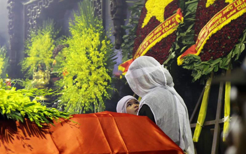 Người rơi nước mắt trời tuôn mưa tiễn biệt phi hành đoàn CASA-212