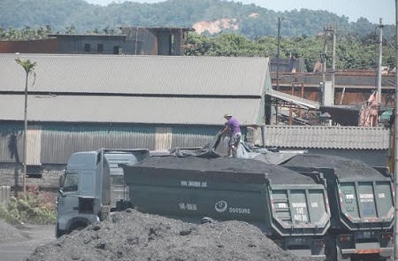 Xe 'lạ' trọng tải lớn tung hoành trên quốc lộ 18