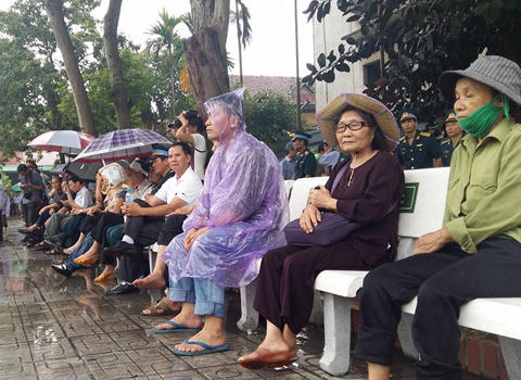 Người rơi nước mắt trời tuôn mưa tiễn biệt phi hành đoàn CASA-212