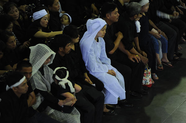 Người rơi nước mắt trời tuôn mưa tiễn biệt phi hành đoàn CASA-212