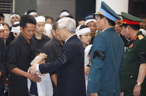 Người rơi nước mắt trời tuôn mưa tiễn biệt phi hành đoàn CASA-212