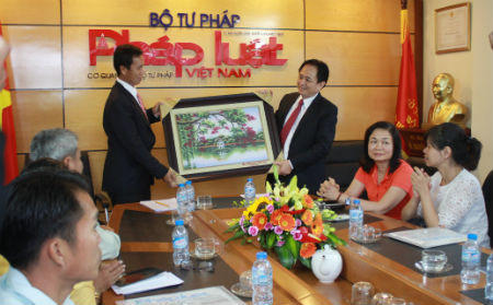 Báo PLVN trao đổi kinh nghiệm làm báo với đoàn cán bộ Lào