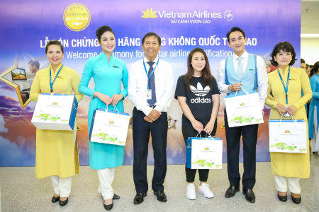 Hoa hậu Ngọc Hân và diễn viên Hứa Vĩ Văn mừng Vietnam Airlines thêm sao