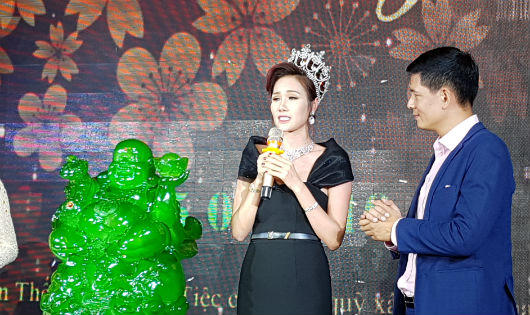 Hoa hậu Kim Nguyễn – Người đẹp luôn chiến thắng trong các phiên đấu giá từ thiện