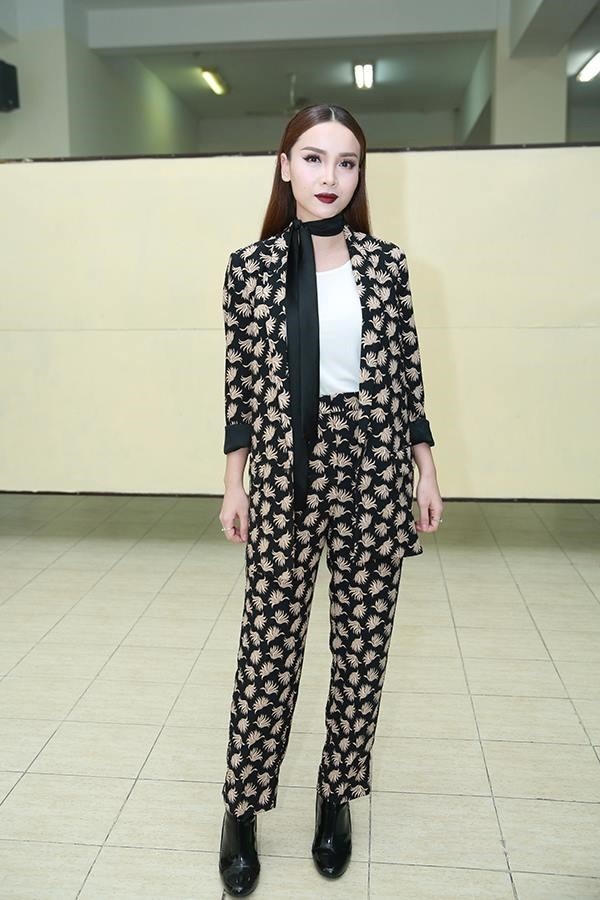 Mốt khăn lụa được sao Việt lăng xê cho mùa thu