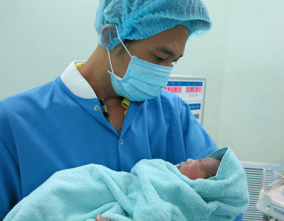 Vinmec áp dụng phương pháp truyền ối mới cứu thai nhi sinh non