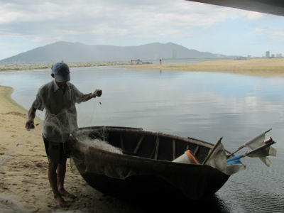 Biển Đà Nẵng ô nhiễm nặng, thành phố vẫn loay hoay chọn phương án