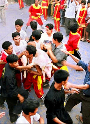 Kỳ thú hội đấu võ cướp heo Tết Vu lan