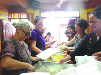 Sư thầy 'thổi lửa' 2 bếp cơm từ thiện