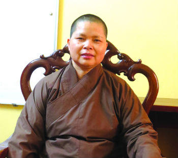 Sư thầy 'thổi lửa' 2 bếp cơm từ thiện